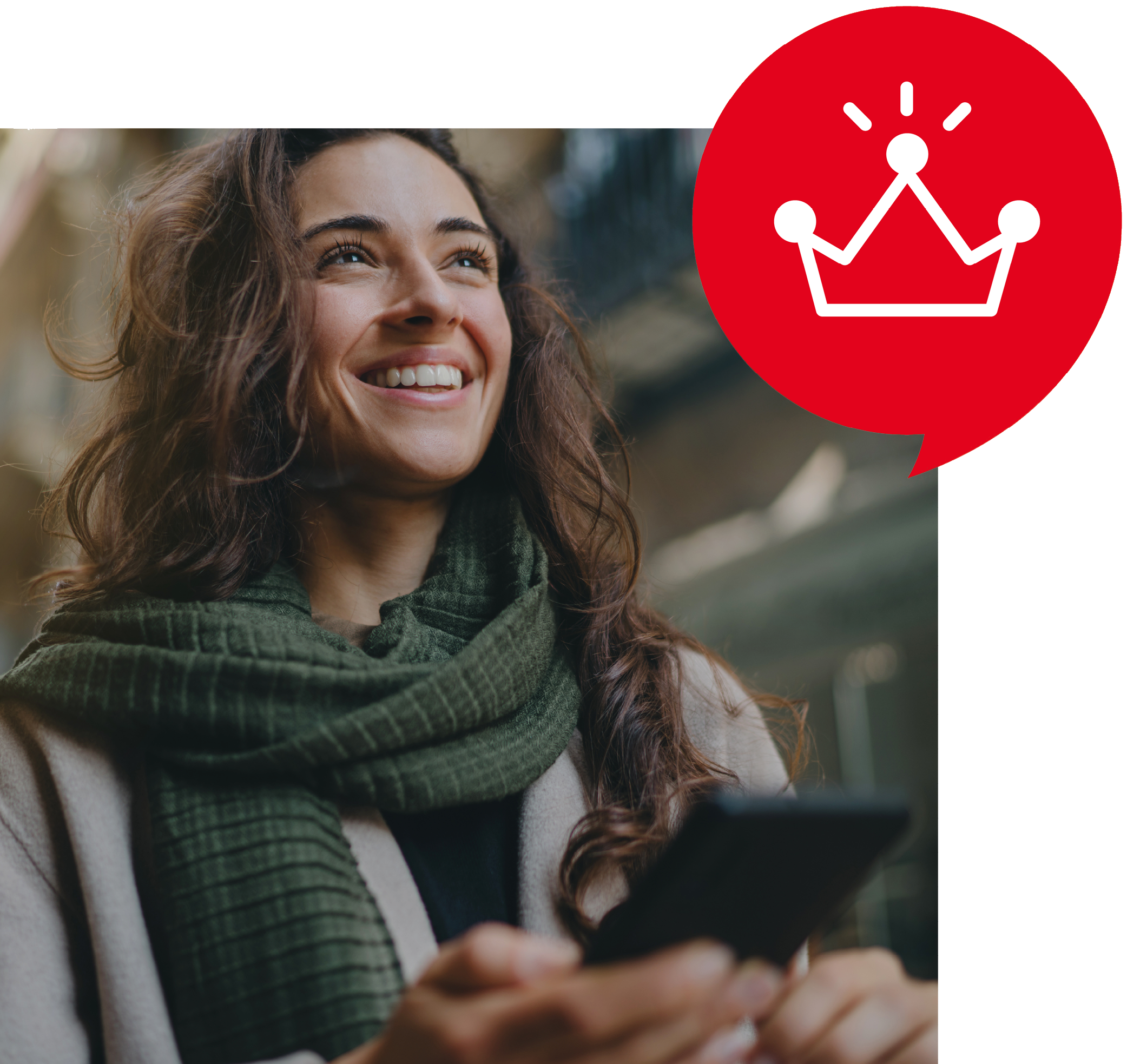 Junge, lächelnde Frau mit Mobiltelefon in der Hand