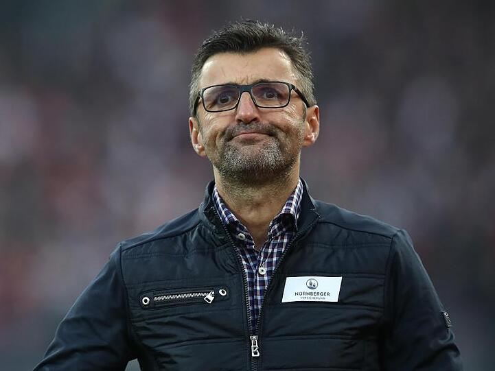 Der Nürnberger Trainer Michael Köllner reagiert auf den Spielverlauf. Foto: Daniel Karmann/Archiv