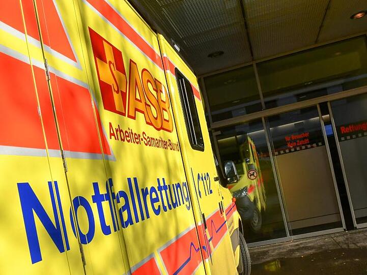 Ein Rettungswagen steht bereit. Foto: Jens Kalaene/zb/dpa/Archivbild