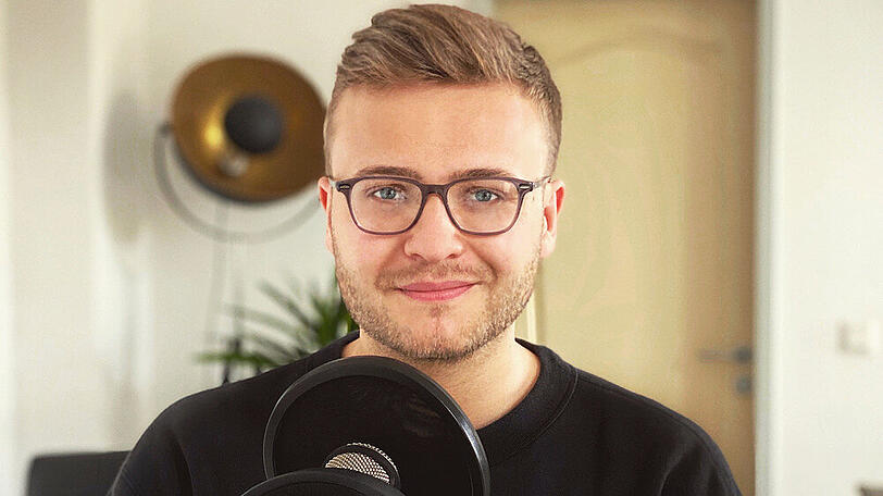 Anredo ist mit seinen bissigen Tweets über Trash-TV-Shows bekannt geworden.