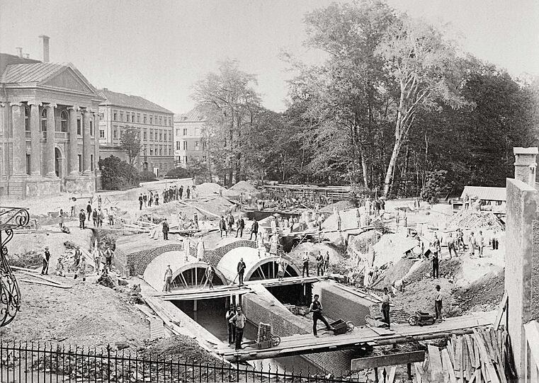 Stadtbach-Überwölbung 1890 vor dem Prinz-Carl-Palais.