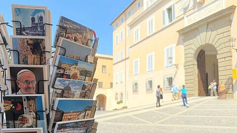 Noch fehlen vor dem Papstpalast in Castel Gandolfo die Postkarten mit Leo XIV.
