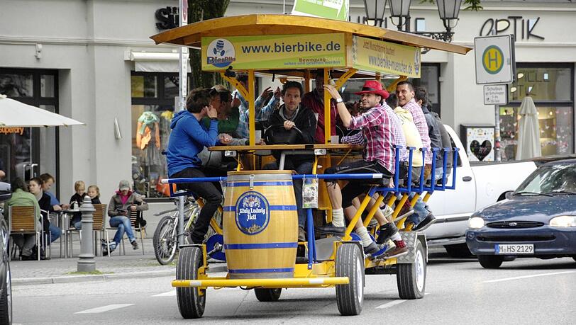 Mit Vollgas in den Feiertag: Am Vatertag geht es bei jungen M&auml;nnern oft hoch her, gerne mit ein paar K&auml;sten Bier oder gleich mit einem Bierbike