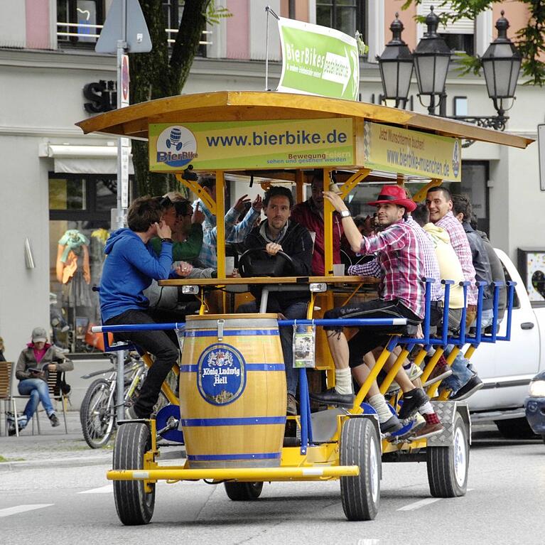 Mit Vollgas in den Feiertag: Am Vatertag geht es bei jungen M&auml;nnern oft hoch her, gerne mit ein paar K&auml;sten Bier oder gleich mit einem Bierbike