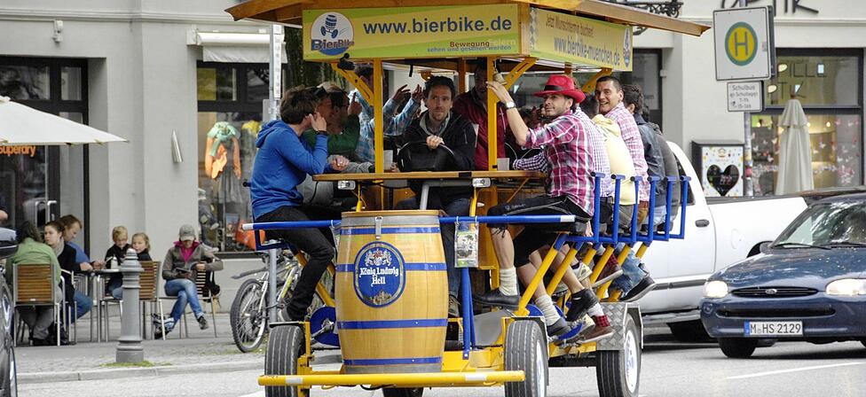 Mit Vollgas in den Feiertag: Am Vatertag geht es bei jungen M&auml;nnern oft hoch her, gerne mit ein paar K&auml;sten Bier oder gleich mit einem Bierbike