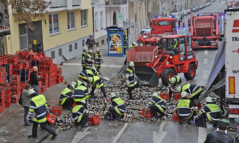 Mitten im Glockenbachviertel: Während der Fahrt bricht am Donnerstagmorgen die Seitenwand eines Lkws durch. Etliche Bierkisten und -flaschen landen auf der Straße - die Feuerwehr hat einiges zu tun.