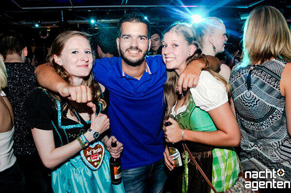 Wer seinen Wiesn-Schatz nicht auf der Theresienwiese gefunden hat, hatte im Gecko Club beim "WiesnSpatzl" nochmal die Chance. Mehr Bilder unter: http://www.nachtagenten.de/gallery/wiesn-spatzl.939503.html