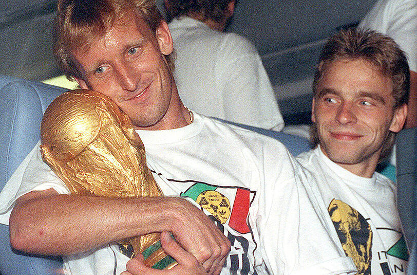 Thomas Häßler mit Andreas Brehme, der im WM-Finale 1990 in Rom gegen Argentinien per Elfmeter den 1:0-Siegtreffer erzielte.