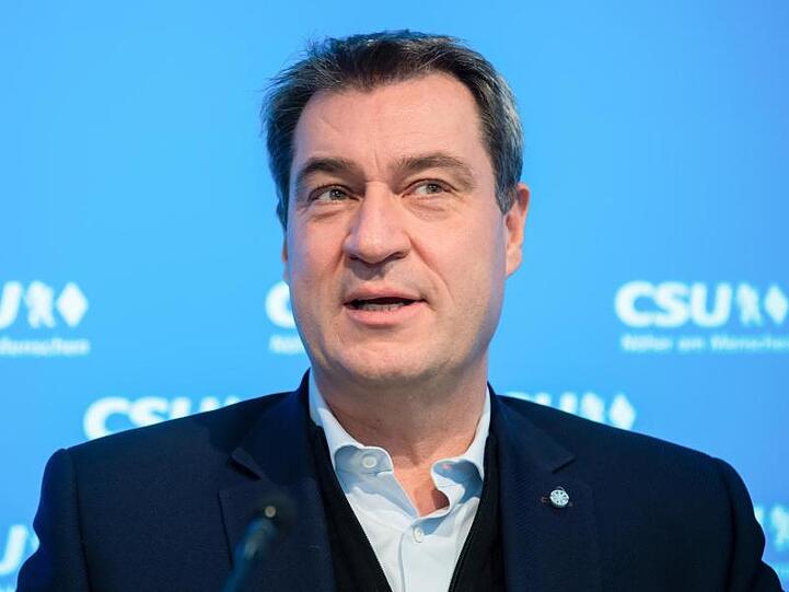 Markus Söder sitzt vor Beginn einer CSU-Vorstandssitzung in der Parteizentrale auf seinem Platz. Foto: Sven Hoppe/dpa