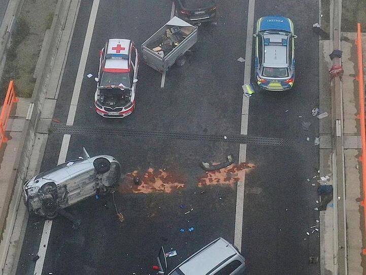 29 Menschen wurden bei dem Unfall verletzt, an dem 18 Fahrzeuge beteiligt waren.
