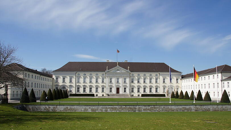 Schloss Bellevue im Berliner Stadtteil Tiergarten wurde im späten 18. Jahrhundert erbaut. Seit 1957 dient es als (zunächst zweiter) Amtssitz des Bundespräsidenten. 2022 könnte Ilse Aigner dort Hausherrin werden. Schloss Bellevue im Berliner Stadtteil Tiergarten wurde im späten 18. Jahrhundert erbaut. Seit 1957 dient es als (zunächst zweiter) Amtssitz des Bundespräsidenten. 2022 könnte Ilse Aigner dort Hausherrin werden.