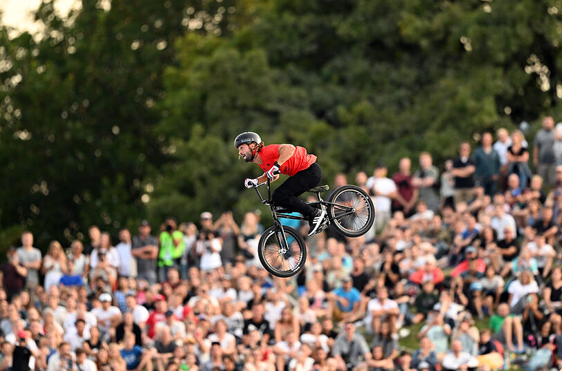Die BMX-Wettbewerbe im Olympiapark waren gratis – das hat reichlich Zuschauer angezogen.