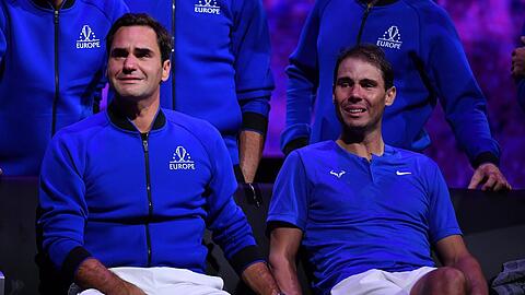 Die vielleicht größten Tennis-Stars der Geschichte im Abschiedsschmerz vereint: Roger Federer und Rafael Nadal (r.).