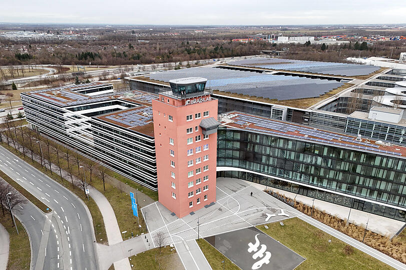 Brainlab ist ein Anbieter von softwaregestützter Medizintechnik in der Neurochirurgie, Orthopaedie und Onkologie. Der ehemalige Tower des Flughafens ist Teil der Firmenzentrale.