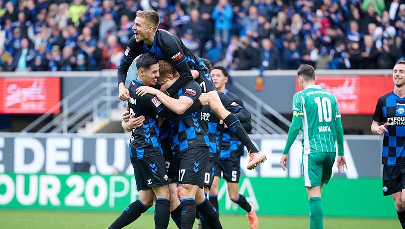Paderborn jubelt über das Tor zum 1:0. Paderborn jubelt über das Tor zum 1:0.