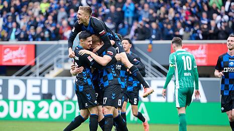 Paderborn jubelt über das Tor zum 1:0.