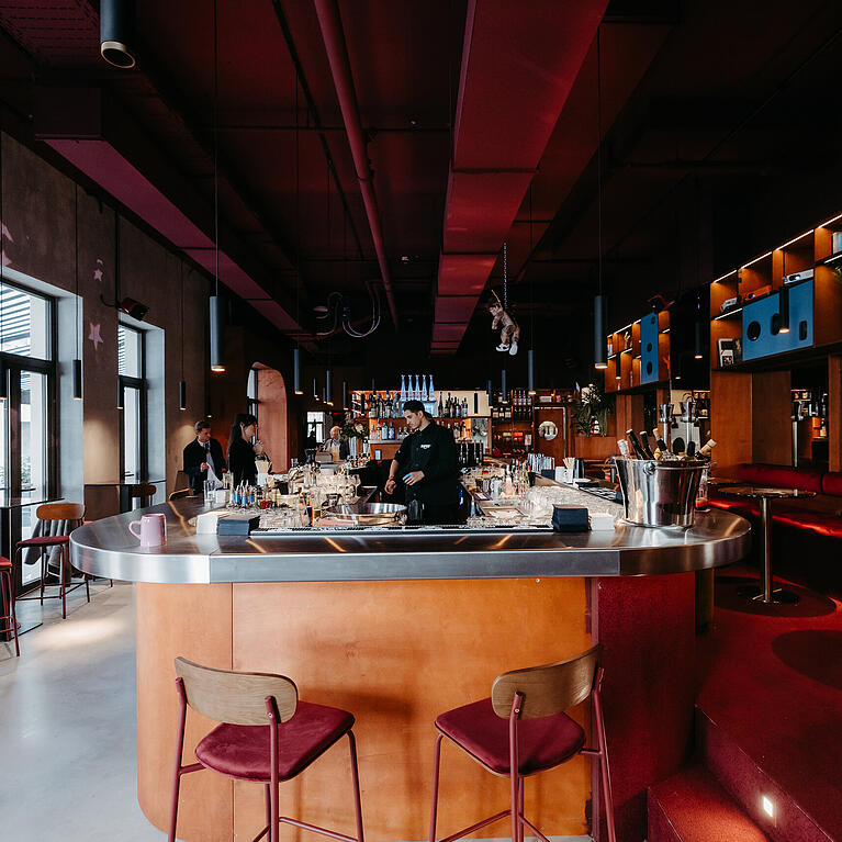 Das Super* ist eine Mischung aus Caf&eacute;, Bar und Brasserie. Herzst&uuml;ck des Lokals in der Fu&szlig;g&auml;ngerzone ist die Bar, die von allen Seiten zug&auml;nglich ist. Die Inneneinrichtung ist eine moderne Mischung aus Holz, Leder und Retro-Elementen.
