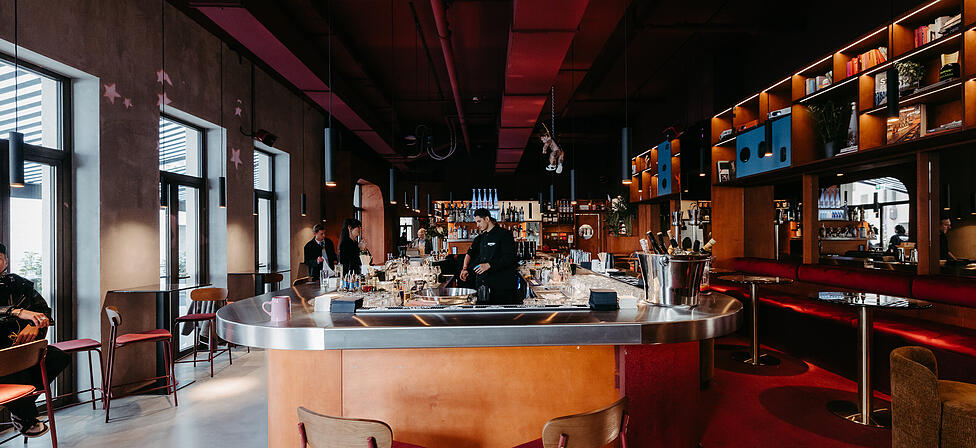 Das Super* ist eine Mischung aus Caf&eacute;, Bar und Brasserie. Herzst&uuml;ck des Lokals in der Fu&szlig;g&auml;ngerzone ist die Bar, die von allen Seiten zug&auml;nglich ist. Die Inneneinrichtung ist eine moderne Mischung aus Holz, Leder und Retro-Elementen.