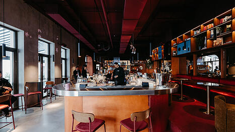 Das Super* ist eine Mischung aus Caf&eacute;, Bar und Brasserie. Herzst&uuml;ck des Lokals in der Fu&szlig;g&auml;ngerzone ist die Bar, die von allen Seiten zug&auml;nglich ist. Die Inneneinrichtung ist eine moderne Mischung aus Holz, Leder und Retro-Elementen.