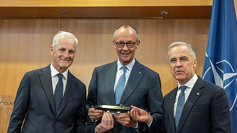 Kanzler Merz freut sich mit Kanadas Premier Mark Carney (l.) und dem Ministerpr&auml;sidenten von Norwegen, Jonas Gahr St&oslash;re (r.), &uuml;ber den U-Boot-Deal.