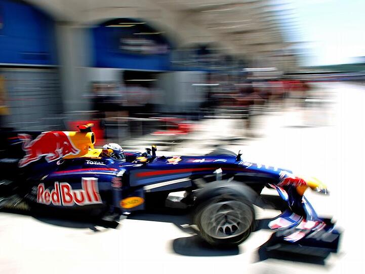 Sebastian Vettel hat seinen neuen Boliden "Scharfe Mandy" genannt. Entwickelt wurde das Auto wieder vom britischen Star-Designer Adrian Newey.