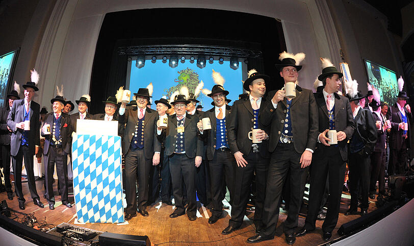 Die Filser im Löwenbräukeller beim Filserball auf der Bühne.