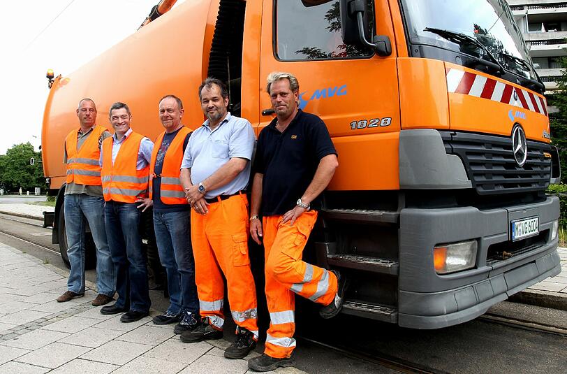 Sie halten die Gleise sauber: das Team der Schienenreinigung mit ihrer Lore.
