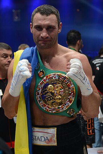 Genug Blut-Boxen: Der Ringrichter reißt Klitschkos Arm in die Höhe - der Meister siegt erneut.