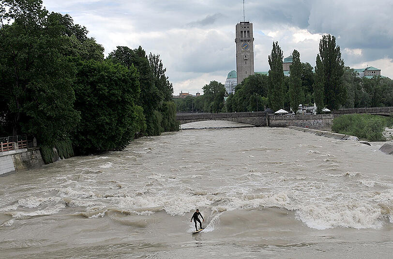 Isar-Surfer vor dem Deutschen Museum (Archivbild).