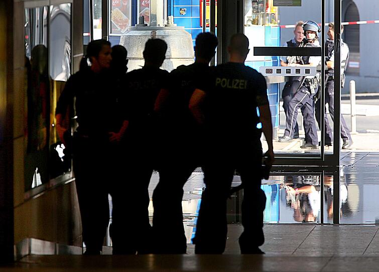 In einer Apotheke im Kölner Hauptbahnhof hat es eine Geiselnahme gegeben. Einsatzkräfte sind mit starken Kräften am Tatort.