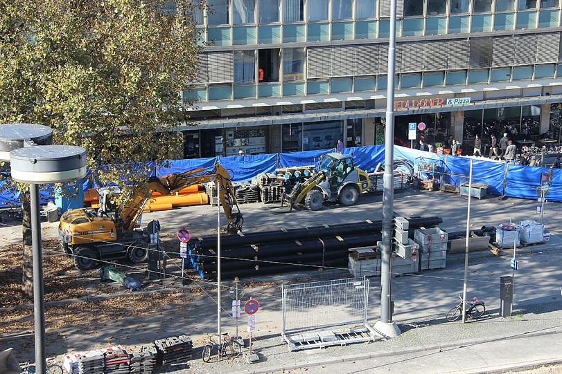 Erste Baugruben sind am Vorplatz des Münchner Hauptbahnhofs zu sehen