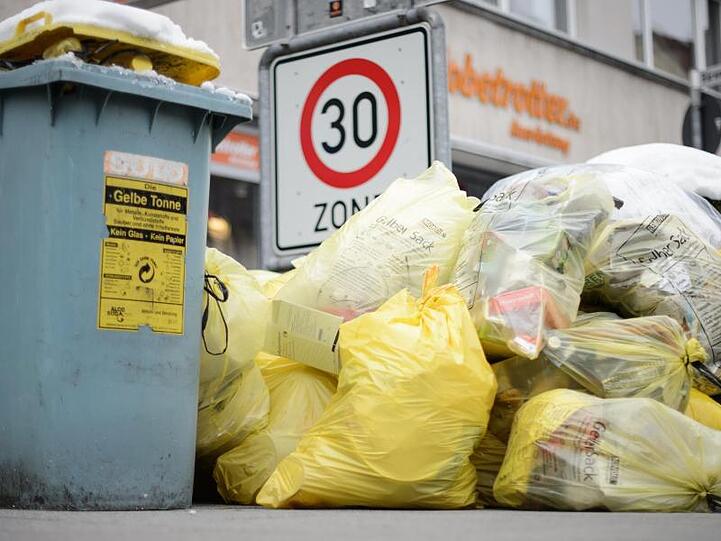 Deutschlands größter Entsorgungskonzern, Remondis, darf sich nicht den Grünen Punkt einverleiben. Das Bundeskartellamt hat den Zusammenschluss mit dem Kölner Unternehmen DSD, das die Markenrechte an dem Recyclingzeichen hält, untersagt.