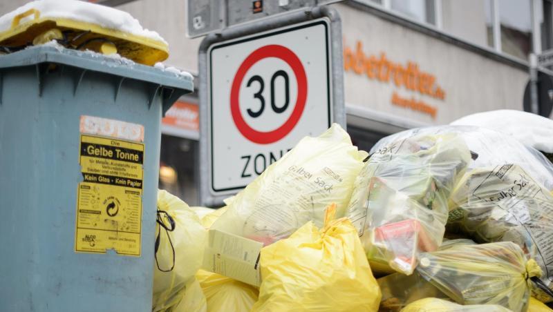 Deutschlands größter Entsorgungskonzern, Remondis, darf sich nicht den Grünen Punkt einverleiben. Das Bundeskartellamt hat den Zusammenschluss mit dem Kölner Unternehmen DSD, das die Markenrechte an dem Recyclingzeichen hält, untersagt.