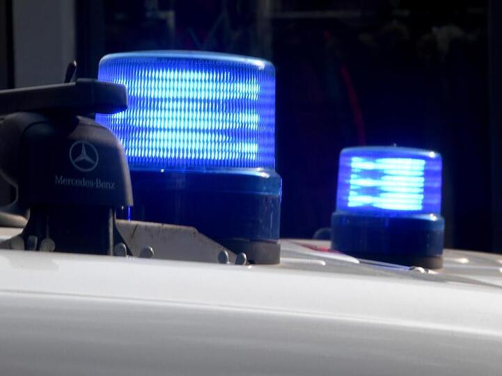 Blaulichter sind auf den Dächern von Polizeifahrzeugen zu sehen. Foto: Carsten Rehder/dpa/Symbolbild