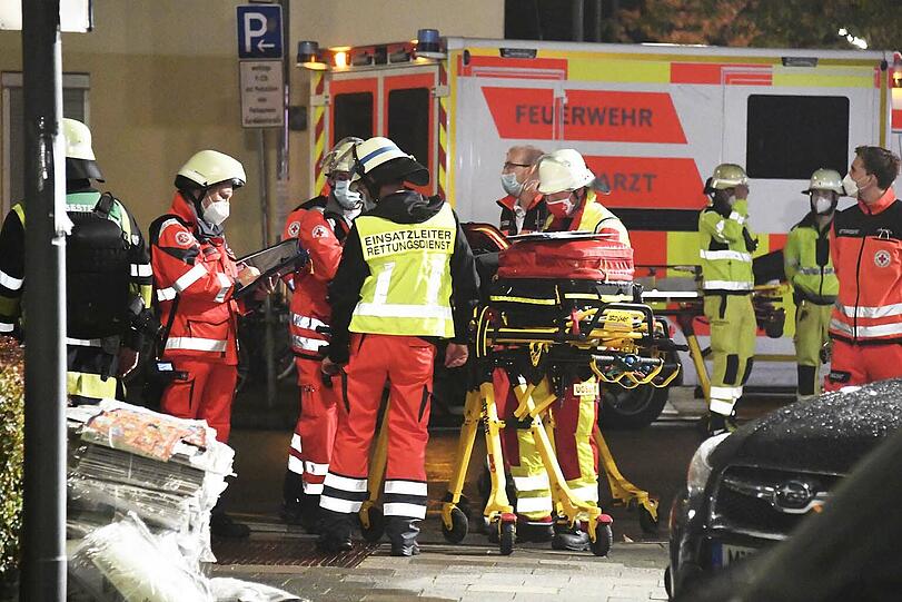 Der Kellerbrand in der Karwendelstraße hielt die Feuerwehr stundenlang in Atem. Bilder vom Einsatz am Samstagabend.