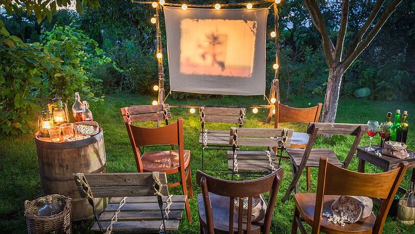 Für das eigene Gartenkino braucht es nicht unbedingt eine professionelle Leinwand - dafür aber einen Beamer, der hell genug ist.