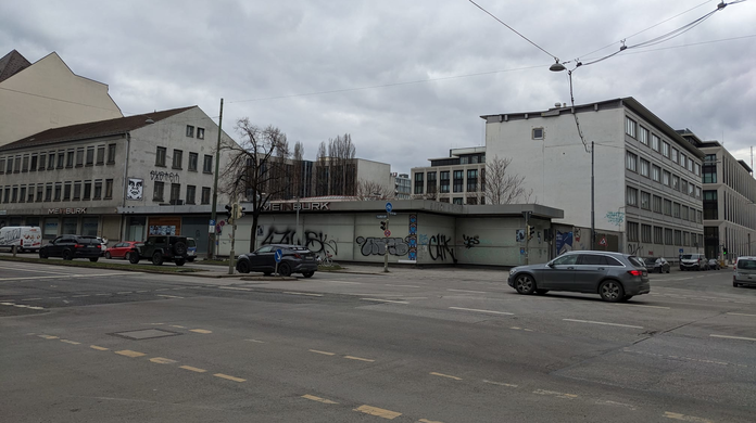 Früher Küchenstudio und der Club Meinburk, dann lange nichts, bald Büros und Labore: Die leerstehenden Gebäude an der Seidlstraße 15-19 weichen bald einem schicken Neubau für den Tech-Riesen Apple. Der baut seinen Münchner Standort aus.