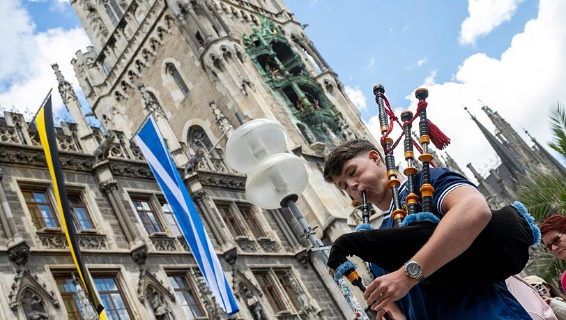 Warmmachen der Fußball-Anhänger: Ein schottischer Fan spielt Dudelsack vor dem Münchner Rathaus. In zwei Tagen spielt Schottland gegen Deutschland im EM-Eröffnungsspiel.