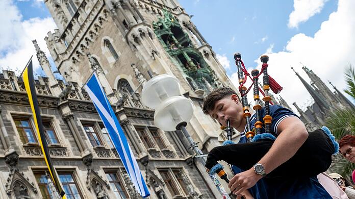 Warmmachen der Fußball-Anhänger: Ein schottischer Fan spielt Dudelsack vor dem Münchner Rathaus. In zwei Tagen spielt Schottland gegen Deutschland im EM-Eröffnungsspiel.