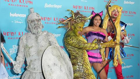 Tom Kaulitz (l.) als Soldat und Bill Kaulitz (r.) als Sailor Moon.