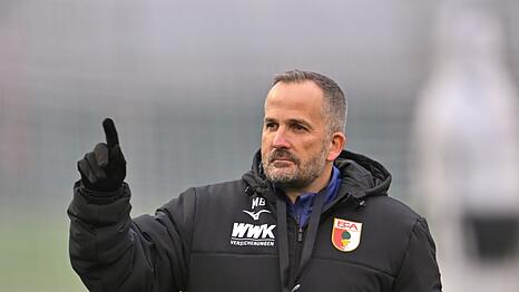 Manuel Baum leitet seine erste Trainingseinheit als Interimscoach in Augsburg.
