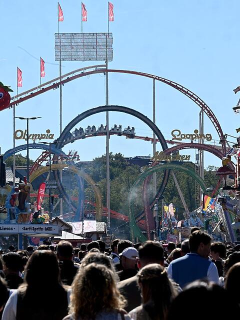 Dank fast immer guten Wetters ist die Wiesn dieses Jahr ausgesprochen gut besucht, gute Zahlen gab es auch bei einem besonderen Wiesn-Service der Stadt. (Archivbild)