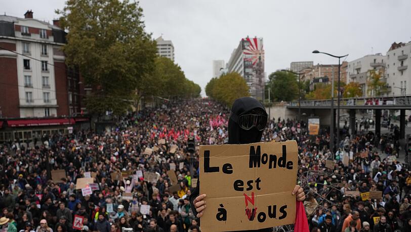 Die Proteste blieben größtenteils erst einmal friedlich. Die Proteste blieben größtenteils erst einmal friedlich.