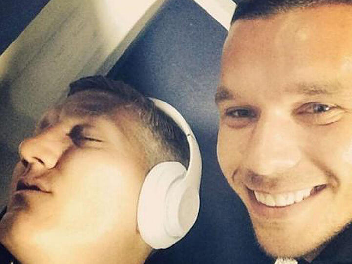 Wenn er nicht gerade Fußball spielt, ist Lukas Podolski für seine witzigen Streiche bekannt. Letztes Opfer: Bastian Schweinsteiger