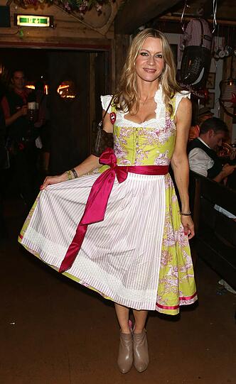 Stylisch: Verena Klein, Frau von Francis Fulton-Smith, bringt &bdquo;Sex And The City&ldquo; auf die Wiesn.