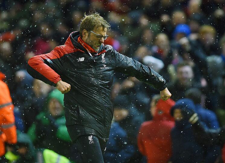 "Klopp macht Anfield wieder zu einer Festung", titelte das Liverpool Echo vor dem Duell mit Wayne Rooney und Co., in dem es auch um die Zukunft von MaUnited-Coach Louis van Gaal geht. Bei einer weiteren Pleite dürfte der niederländische Fußballlehrer zum fliegenden Holländer werden.