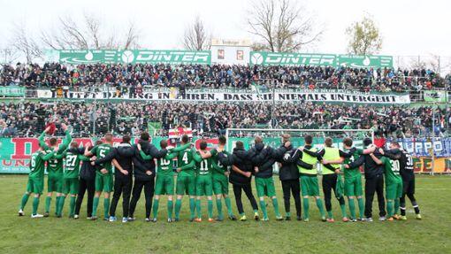 Halten zusammen: Spieler und Fans der BSG Chemie Leipzig im Alfred-Kunze-Sportpark.