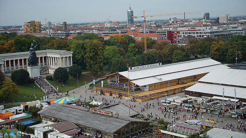 Den perfekten Überblick über die Theresienwiese und München: Mit dem Riesenrad auf der Wiesn geht's bis zu 50 Meter in die Höhe. Luftige Impressionen gibt's hier zum Durchklicken.