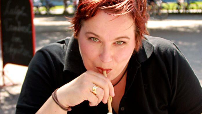 Autorin Diana Hillebrand &ndash; freilich mit Kaffee.