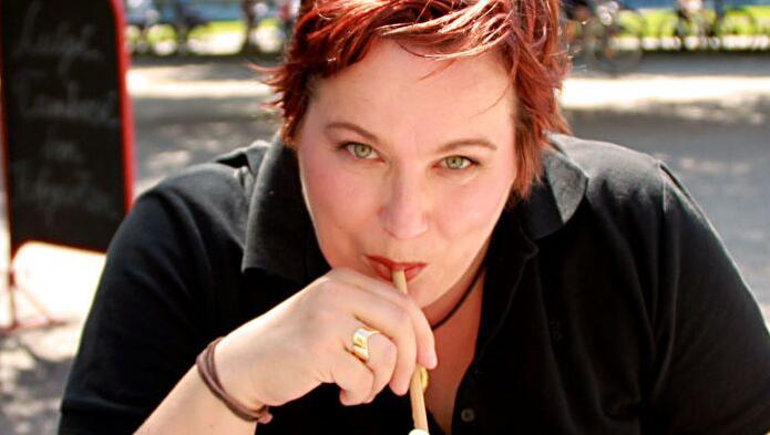 Autorin Diana Hillebrand &ndash; freilich mit Kaffee.